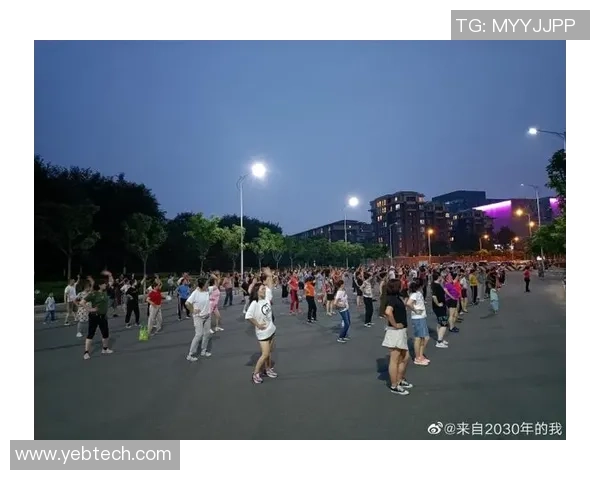 广场舞与篮球场的完美结合在微博上引发热潮,社区活动新风尚 广场舞与篮球场的完美结合在微博上引发热潮,社区活动新风尚
